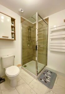 Salle de bain studio, wc et douche