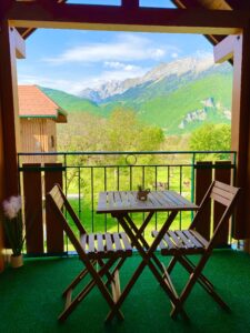 Balcon studio, chaises et table